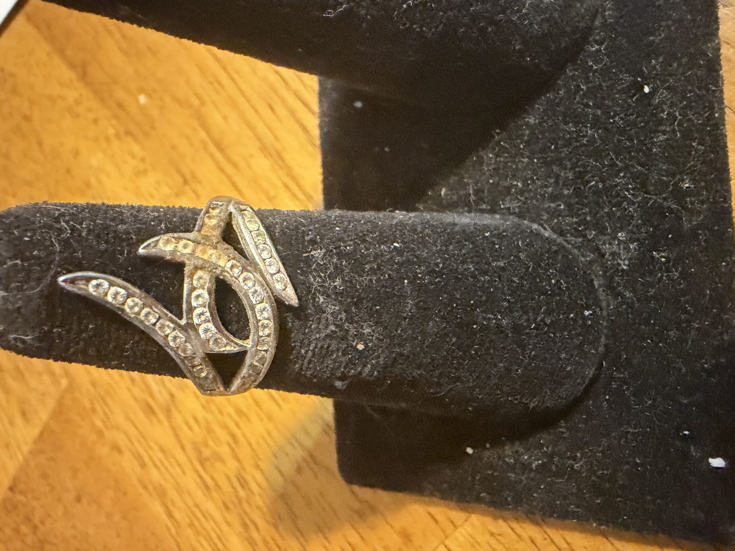 Vintage silvertone crystal twist ring